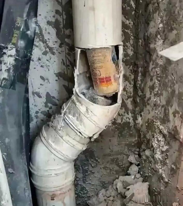 终于知道为什么下水道想尽办法都疏通不了！
试问：什么样的人才会往下水道里塞饮料瓶