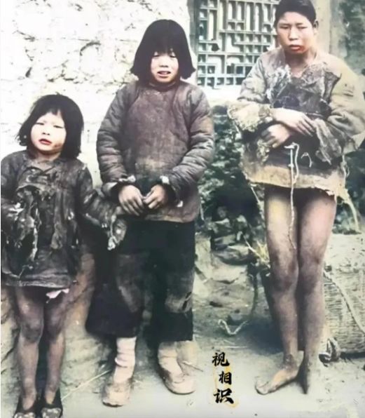 1939年，河南，三个小女孩在寒风凛冽中，冻得瑟瑟发抖的照片，镜头中可以看到她们...