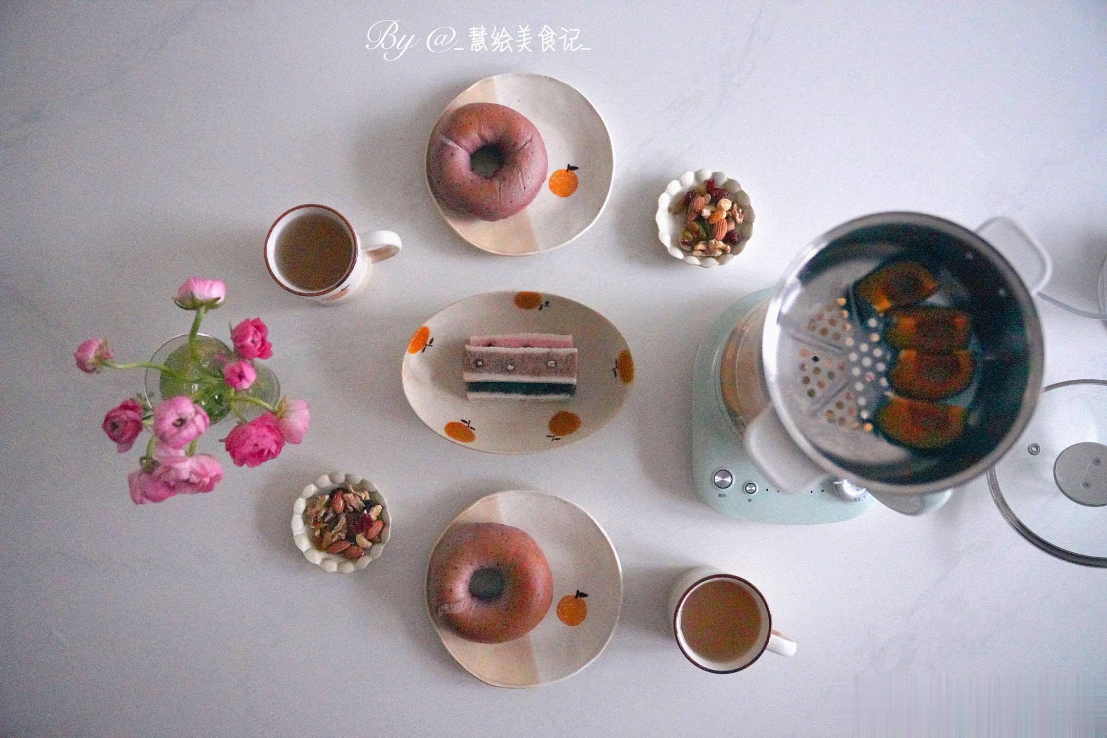 阴雨天，气温又降了些，早餐起来煮了一壶竹蔗茅根雪梨汤喝，顺带着蒸了芡实糕和小南瓜
