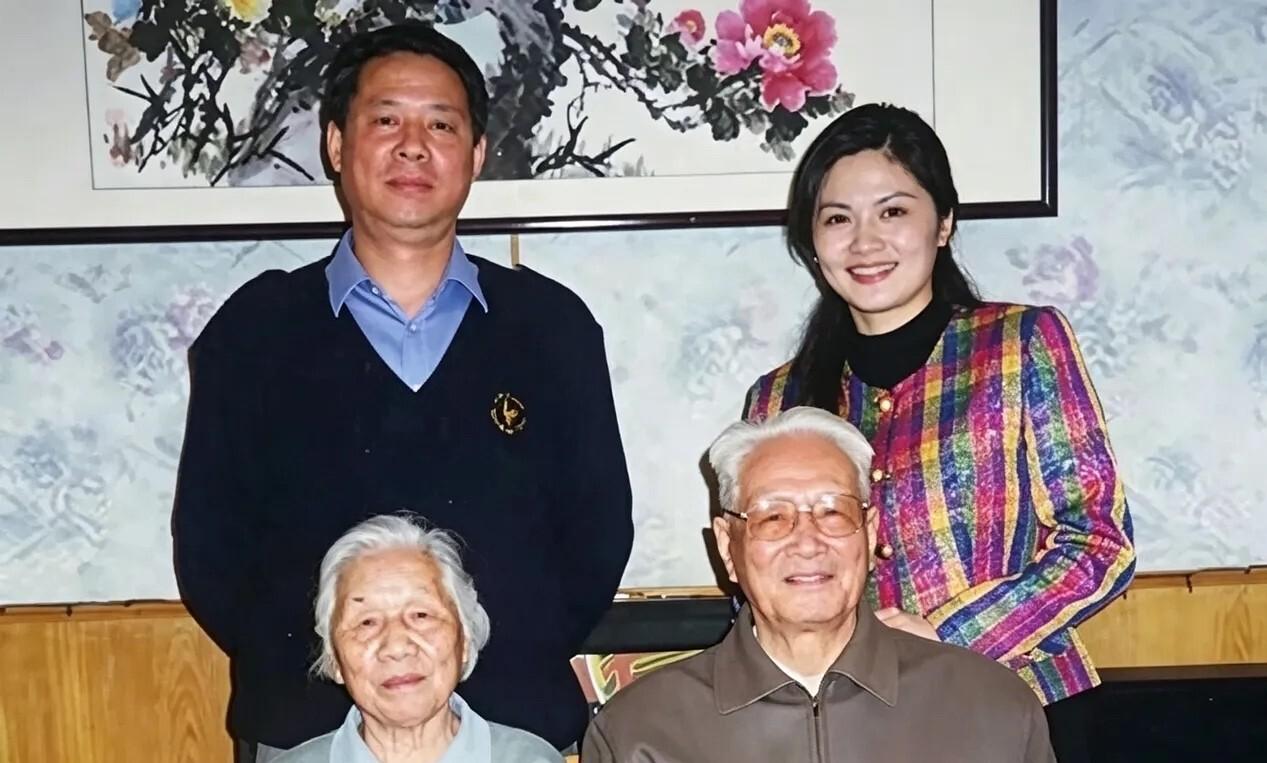 这是张震上将一家温馨的居家合影，前排是张震与夫人马龄松，后排这是张震上将一家温馨