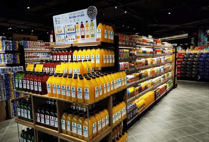 如今超市货架上多款标注NFC非浓缩还原、100%纯果汁的饮品，凭借健康高端的标签