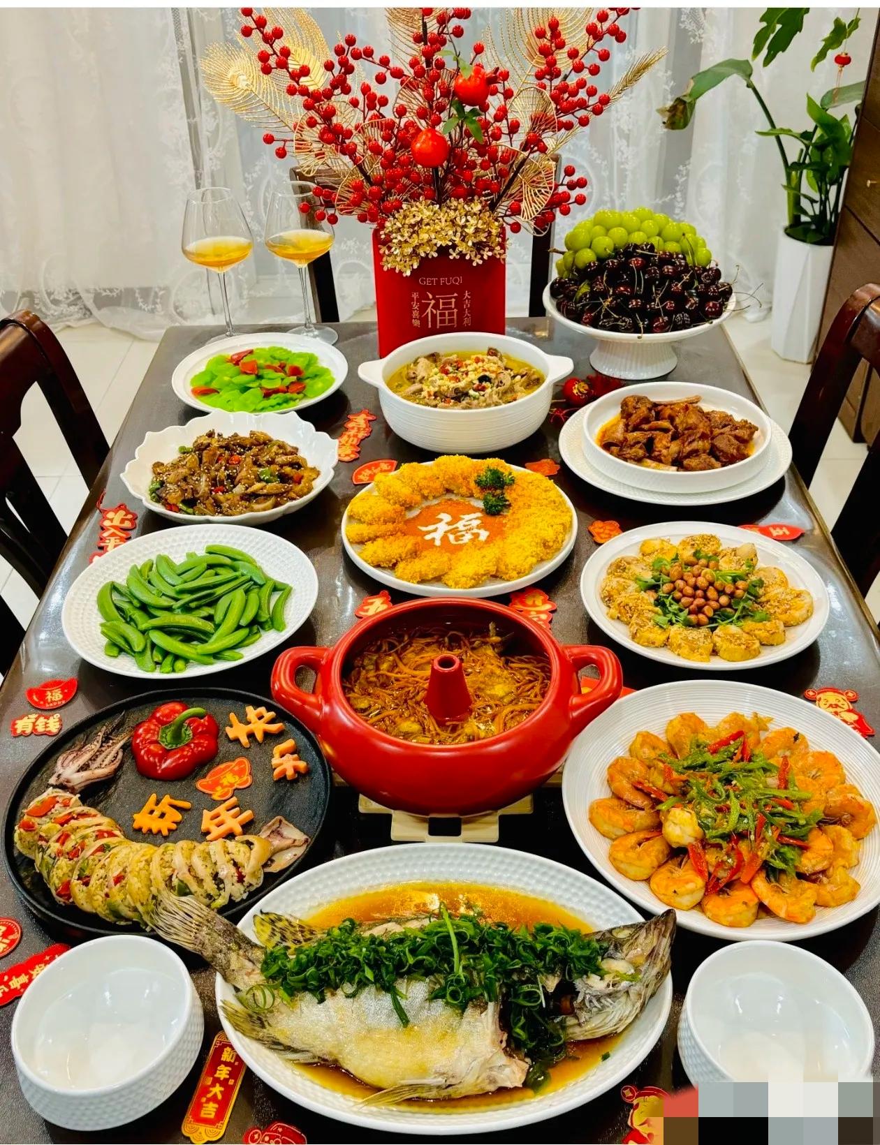 爸妈走了以后，今年的年，突然就没了方向。
 
大姐在家族群里轻轻问了一句：三十晚