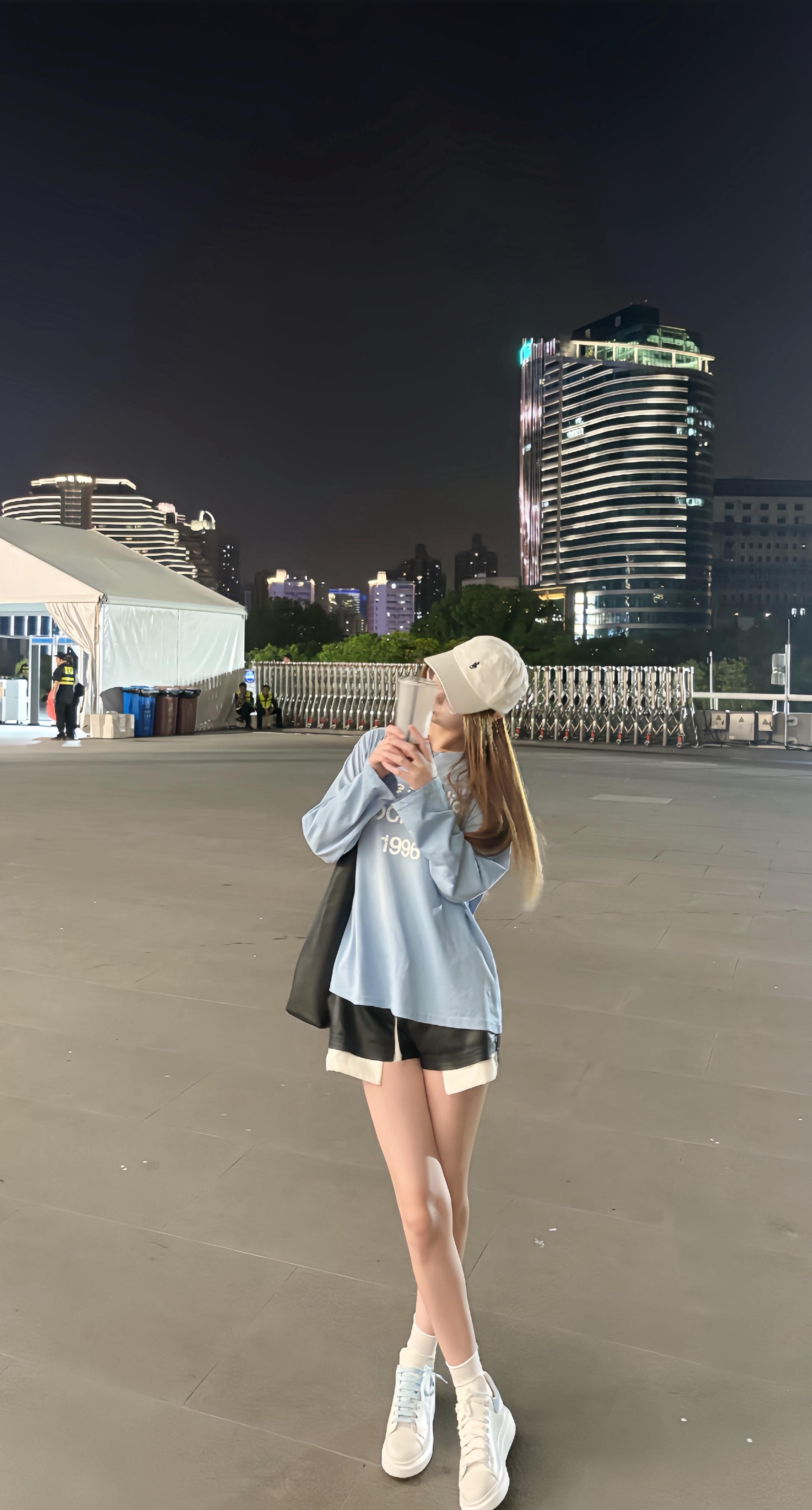 离别是世界上第二浪漫的事 因为离别之后每一次相遇都是重逢 而重逢是世界...