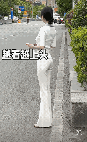 优雅漂亮，穿着端庄，亭亭玉立![赞][大笑]