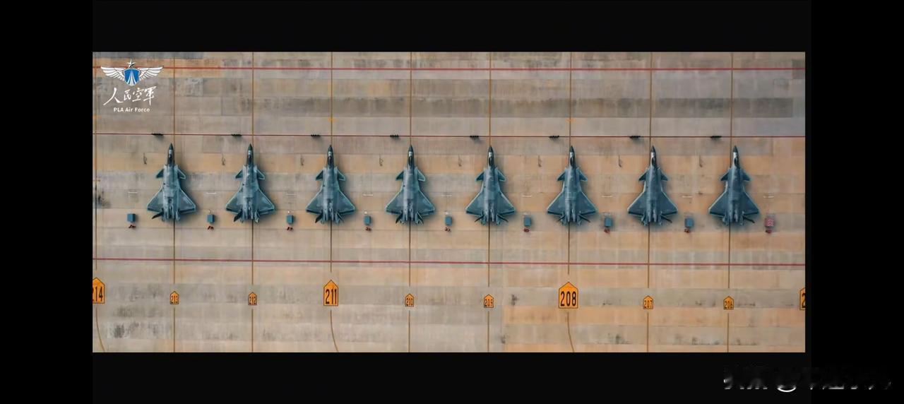 八架“威龙”歼20一字排开，不怒自威！大国空军，实力不容低调…

这家伙的，8架