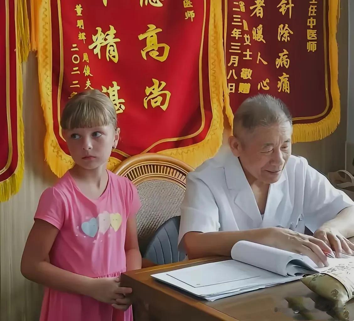 这操作真的看笑了！

美籍华人回国看病，全程捏着鼻子嫌环境差、吐槽医生水平不行，