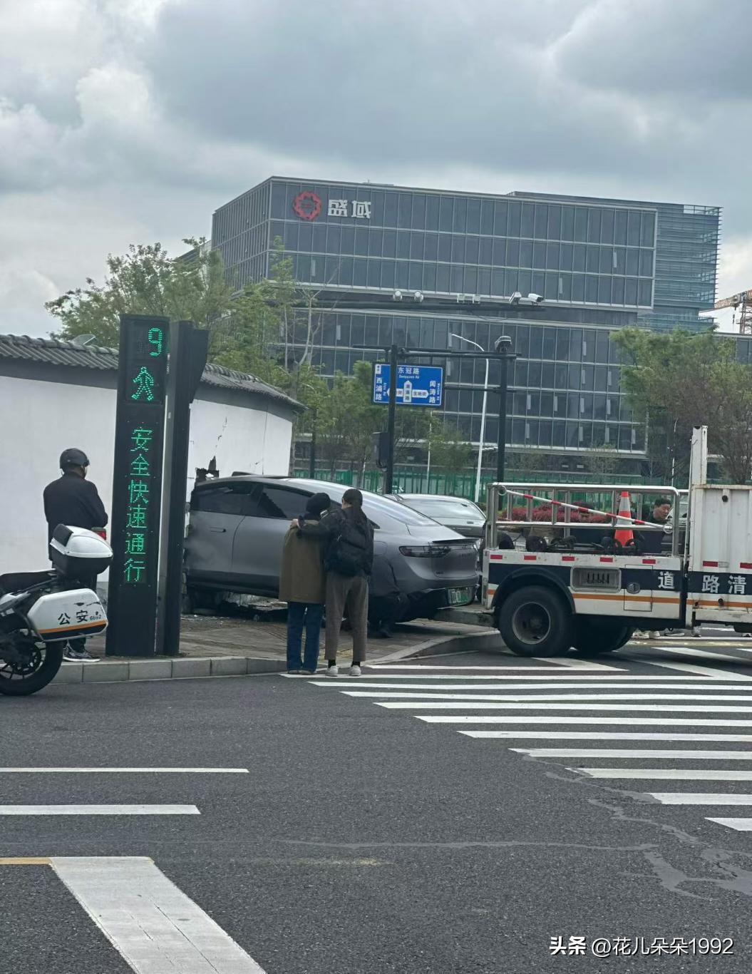 需要发明自动盖车衣装置
遥遥领先，可能新能源车企都需要发明一个撞车后自动盖车衣的