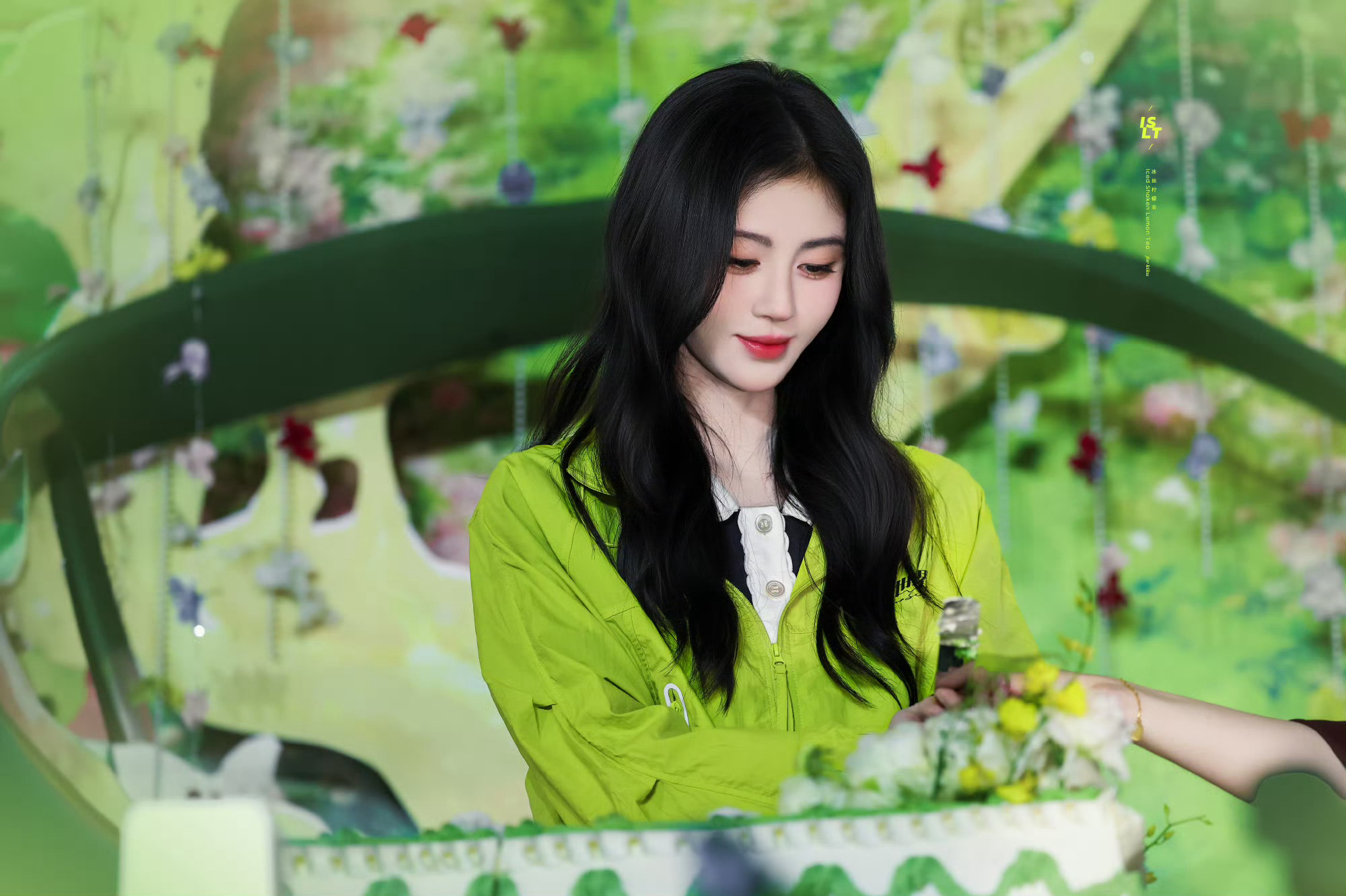 鞠婧祎 jjy鞠婧祎露芜衣 jjy鞠婧祎月鳞绮纪 “追随光 我对你的爱意永远热烈