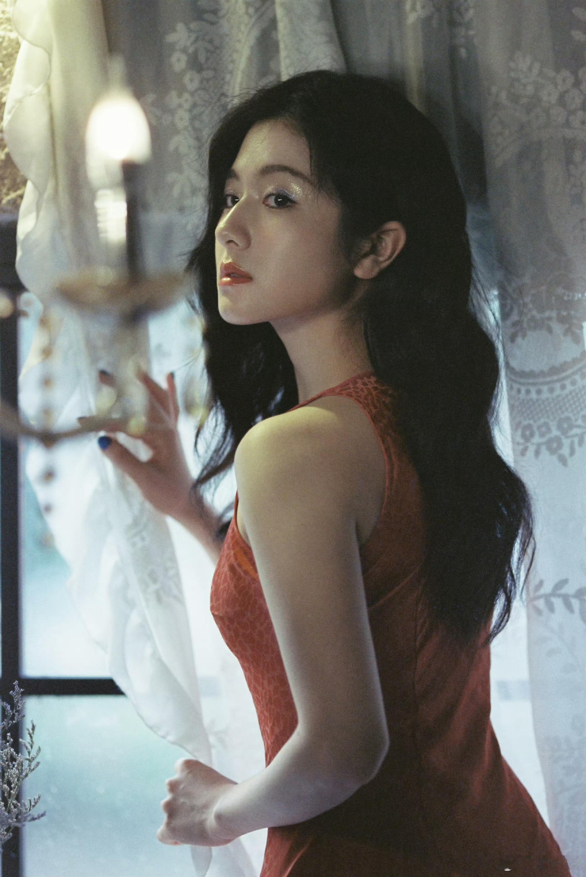 李兰迪李兰迪老月份牌画报女郎李兰迪月份牌美人即视感 暖调柔光漫过蕾丝窗帘，李兰迪