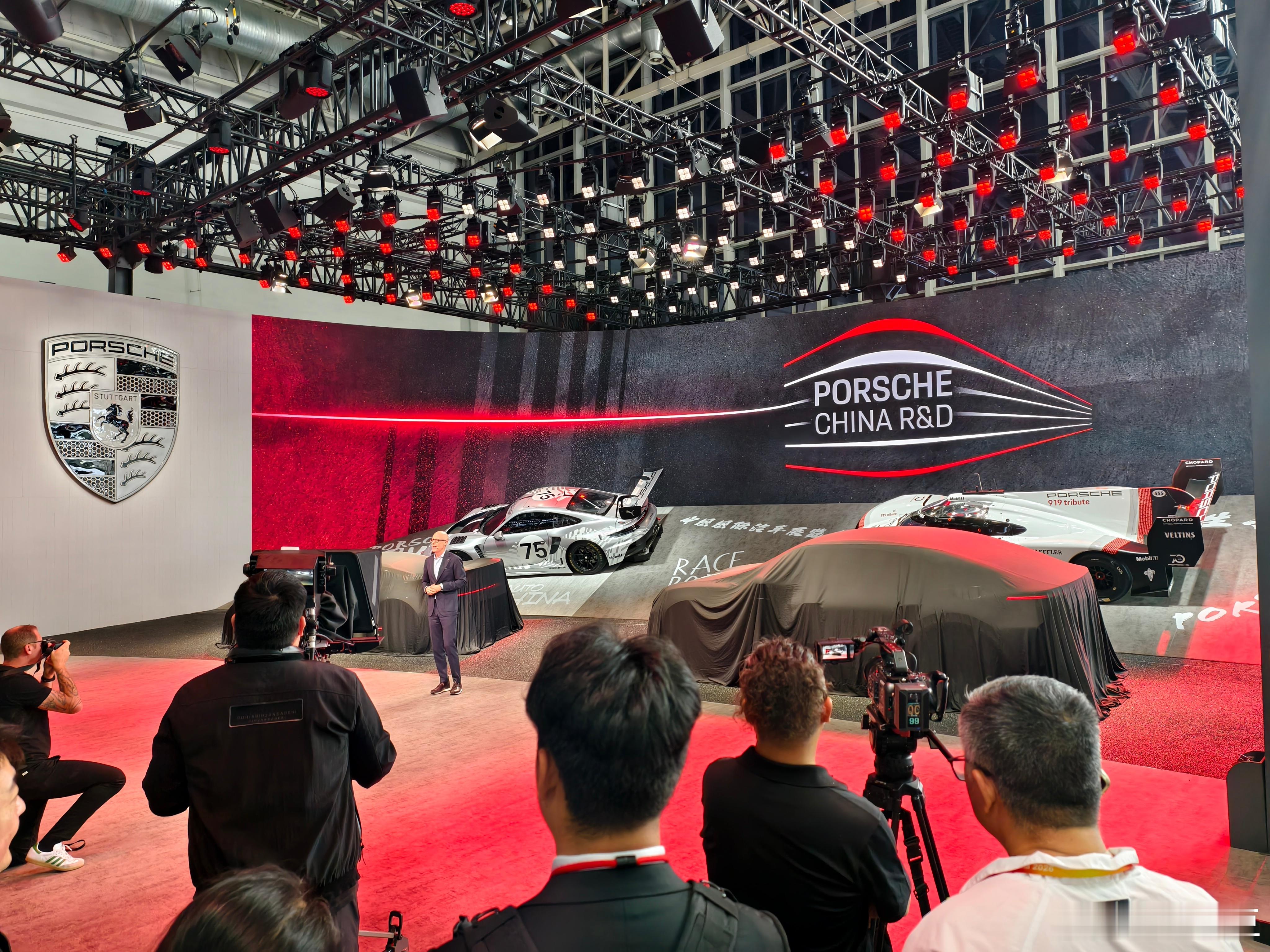 2026北京车展 保时捷的展台值得一逛！保时捷这次带来了全新纯电版卡宴 Turb