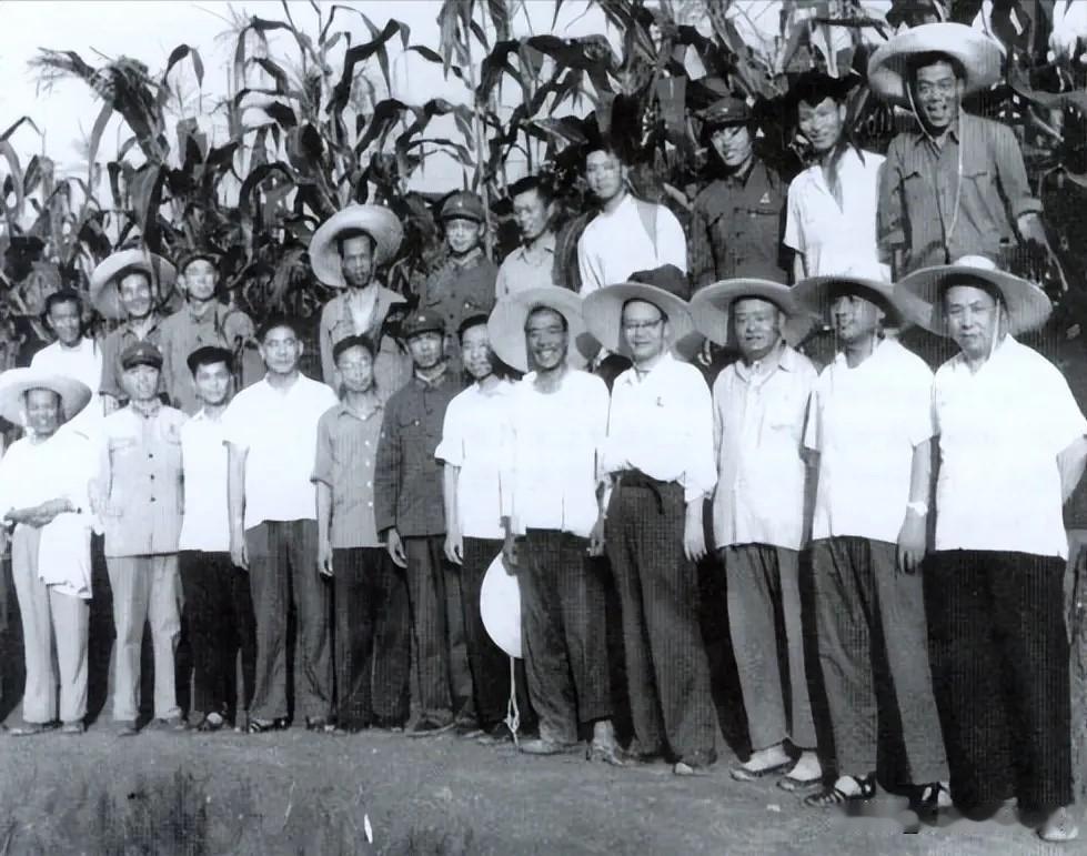 1970年夏，昔阳县，前排右三谢振华，右一王庭栋(省革委会副主任)、右二汪志平(