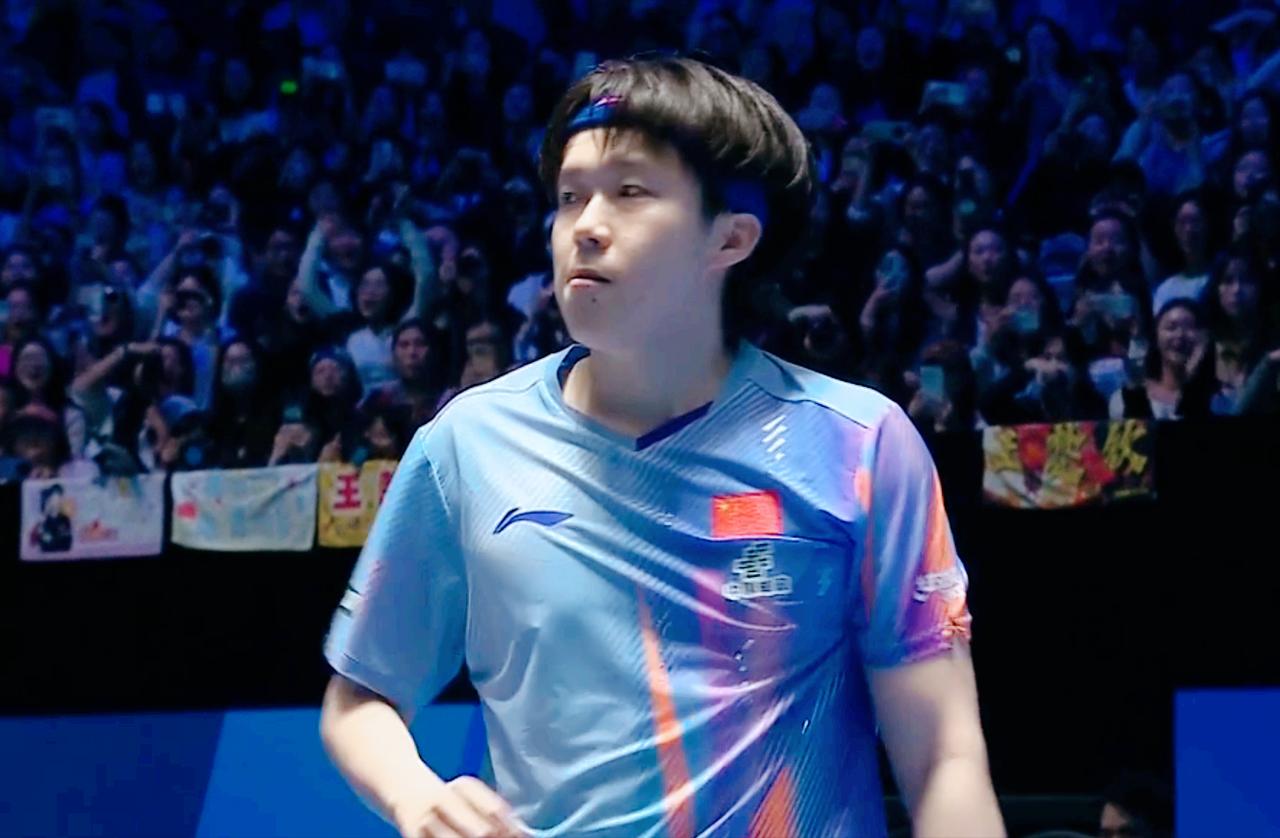 王楚钦3:0战胜阿卜杜勒瓦哈卜，
我看有网友不满意，
说打弱队还打成10:10。