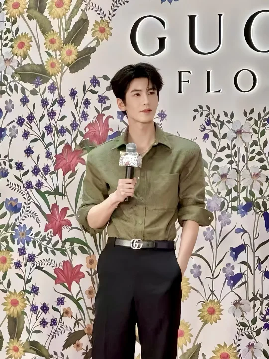 我的妈呀。。张凌赫好权威的帅😄