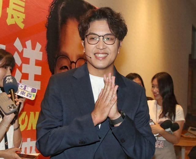 沈伯洋抛＂地铁站设冲洗设备＂政见，媒体人讽：变地下洗浴中心。
网友的吐槽一波接一