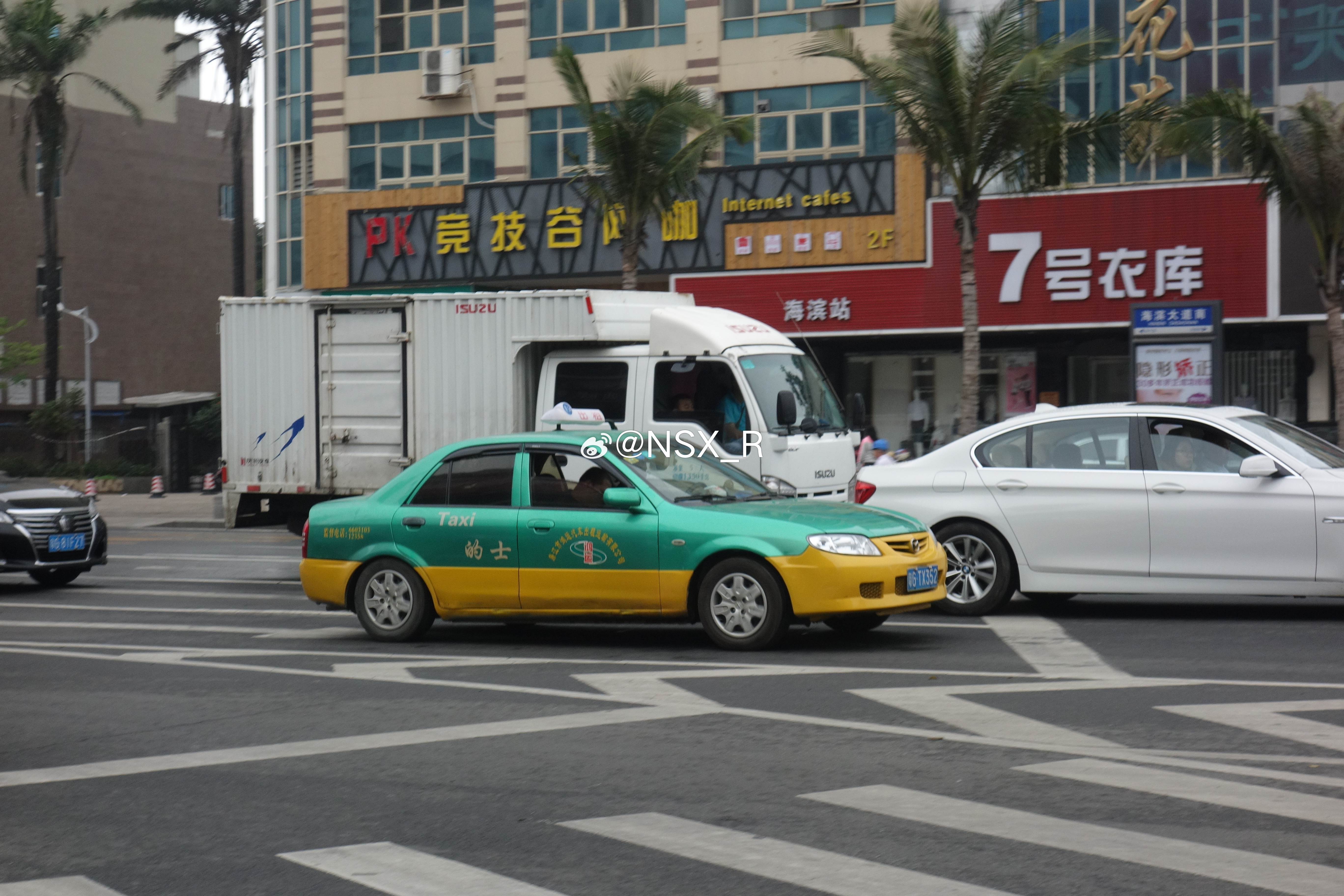 祖国出租车大杂烩 2017，来到湛江市区的廉江出租车，海南马自达323福美来，轮