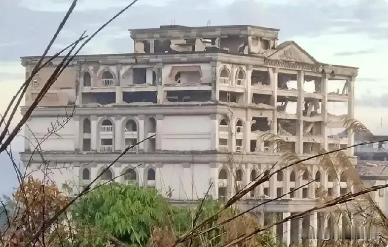 泰国这次是真的下了狠手，

甚至可以说是在“刮骨疗毒”。

直接动用武力清除边境