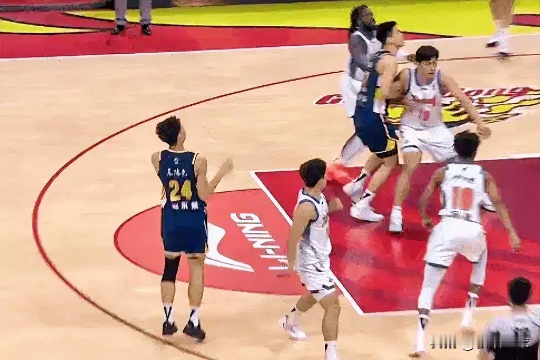 广东新援崔永熙真是太不容易了！在今晚广东对阵新疆的首节比赛中，小崔挂掩护接球干拔