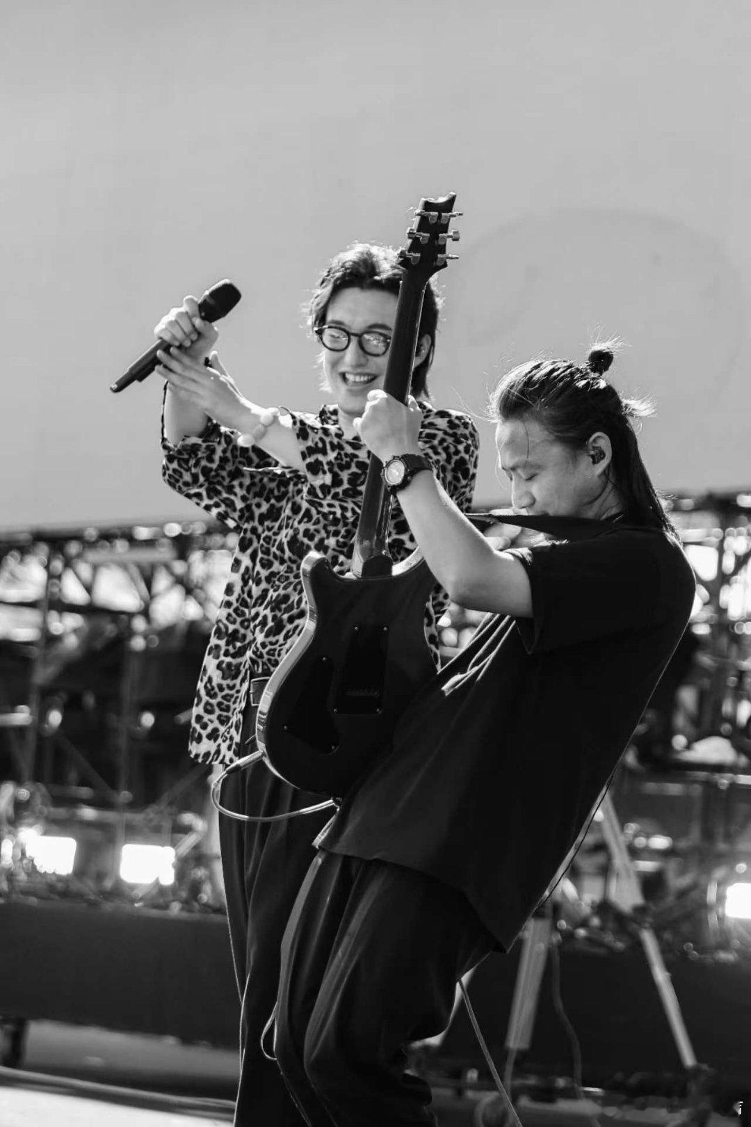 亚森梓渝 梓渝私人歌单因冷门曲获“江浙沪潮男歌品”称号，昨夜他收藏新晋宝藏歌手亚