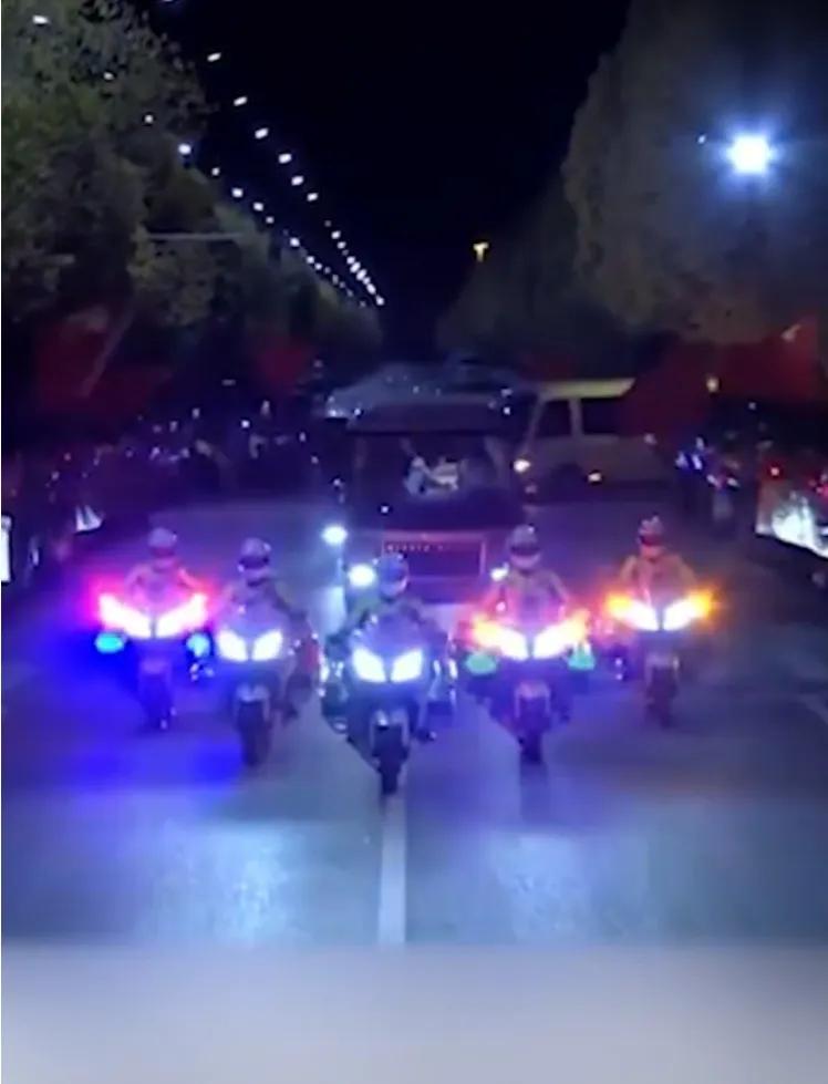航天人，国家给予最高荣誉。中华儿女多奇志，敢向九天揽月，能下五洋捉鳖，除了我们自