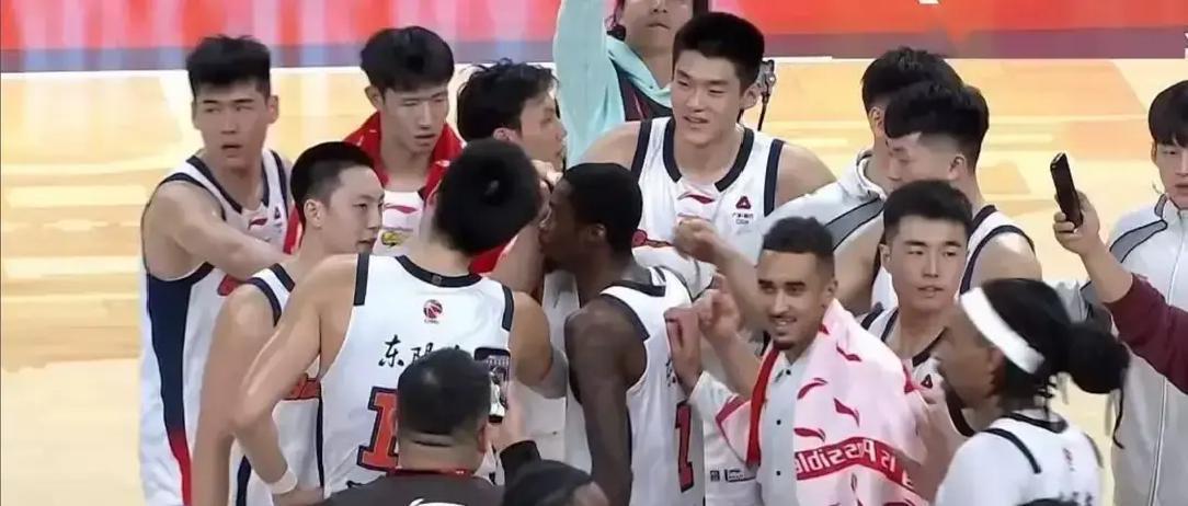 裁判报告刚出，广东又吃亏
 
昨晚山西打广东，最后两分钟裁判报告写了三处错判，全