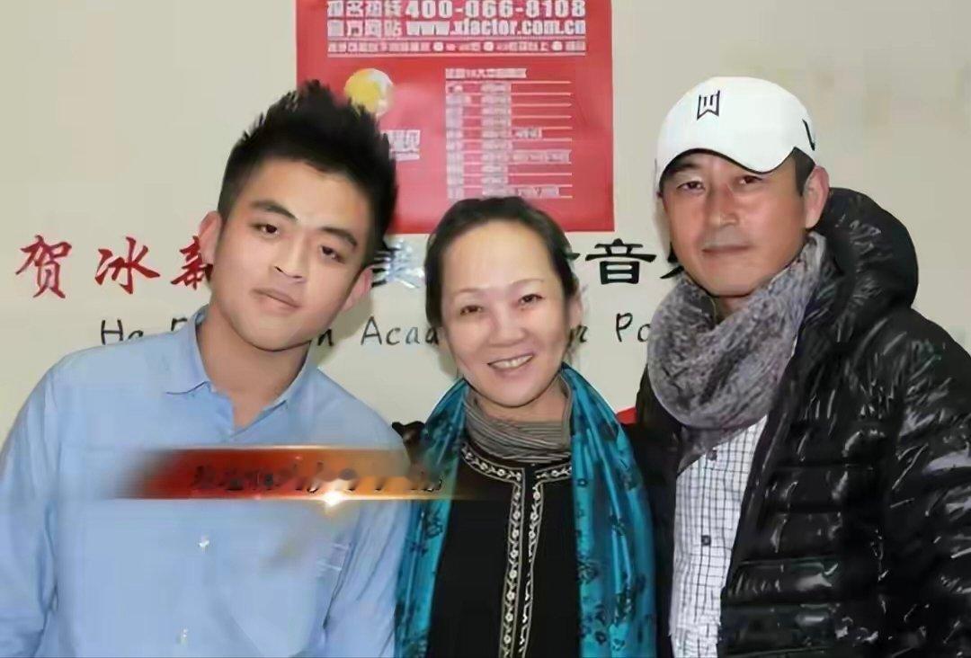 61岁王志飞现状：开百万豪车，一身休闲打扮，跟荧幕上的严肃气场反差拉满。褪去光环