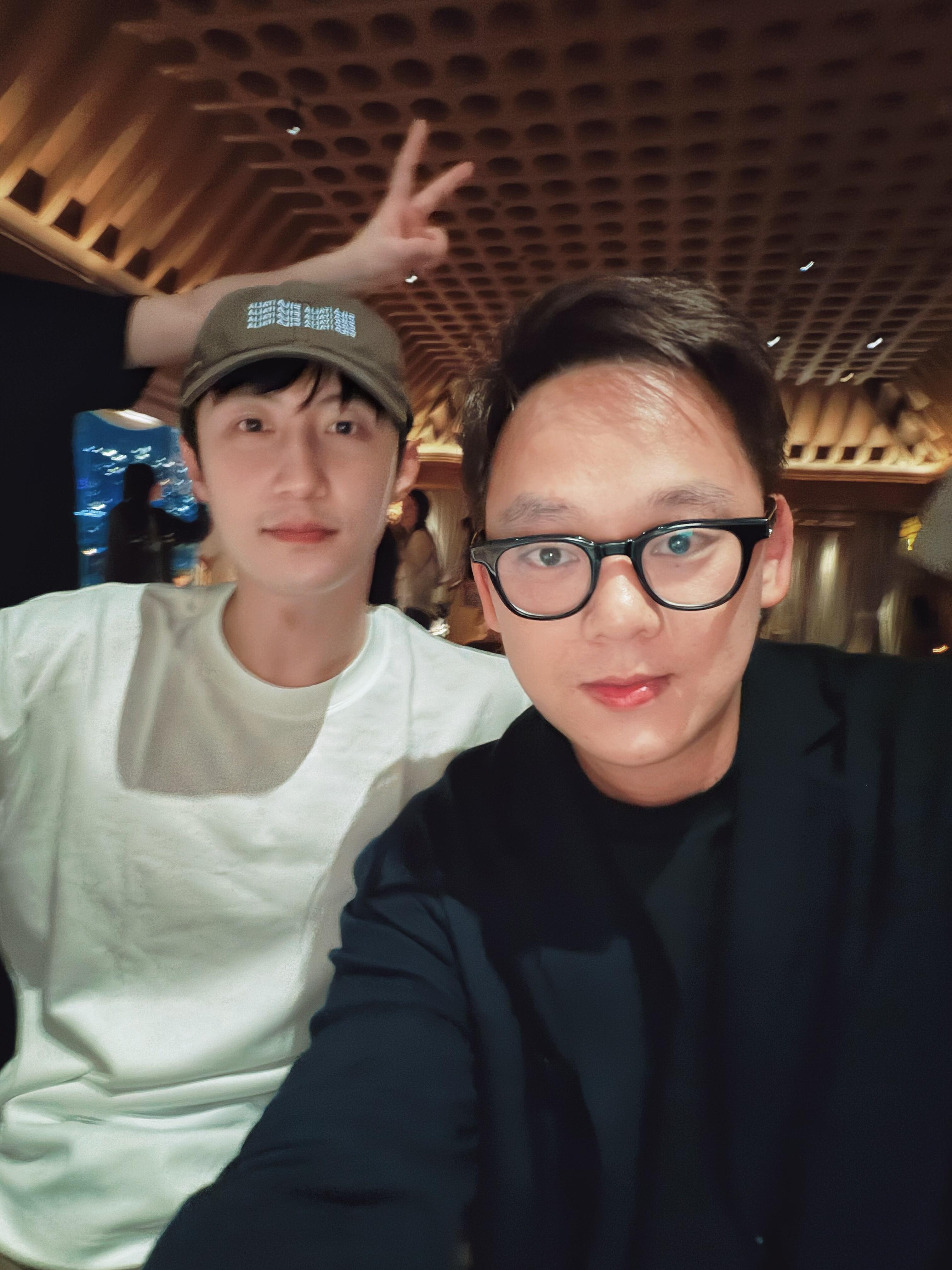 黄景瑜︱合影系列20260326又是一年巴塞尔艺术展，鲸鱼又去看展啦，📕：94