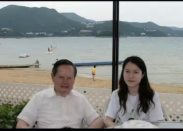21年恋情今终结，年龄差引争议，但灵魂契合无关岁月
21年的忘年恋终于画上了句号