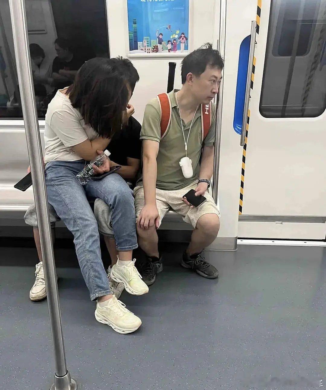现在这世界怎么了，旁边的大哥上辈子是犯了什么法，这辈子让他俩来折磨！ ​​​