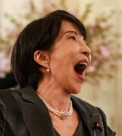 日本网民愤怒了！

有日本网民这样说，“我们日本的最高领导人竟然在外交场合，张开