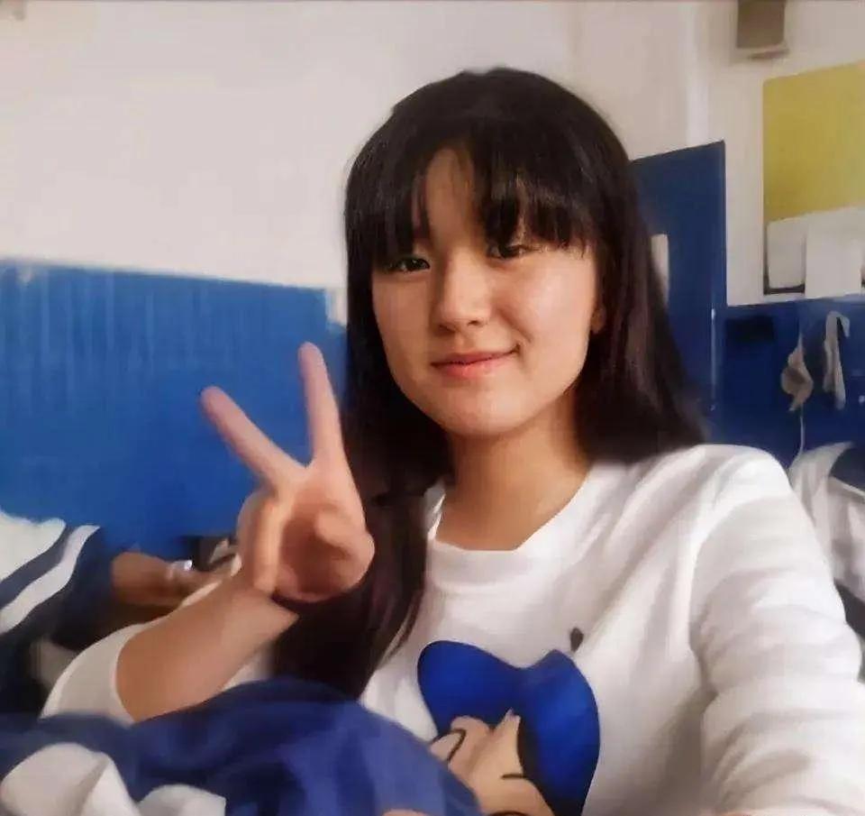 据说这是赵露思中学时的照片，大家看是她吗？

一张疑似赵露思中学时期的照片流出，