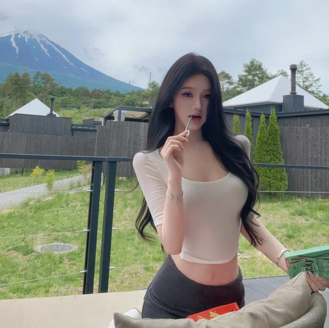 今日街拍，你猜猜美女多大？