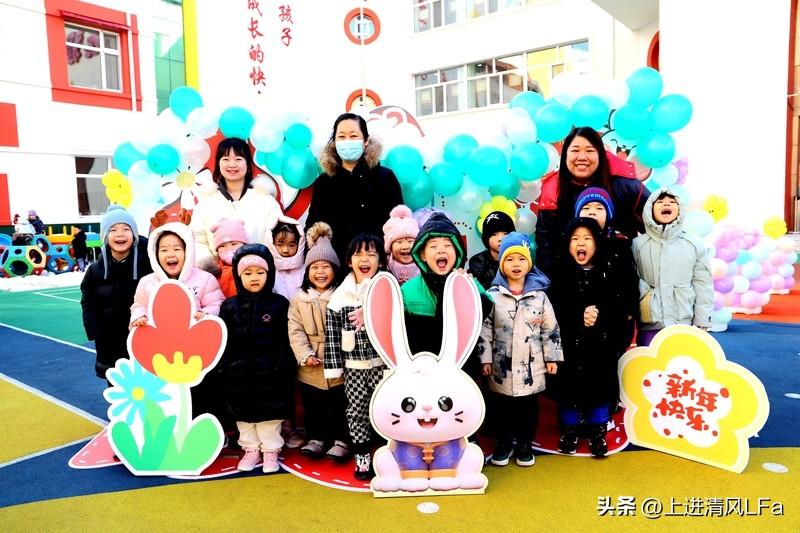 我最难忘的老师，是幼儿园的刘老师。4岁那年，我被妈妈送进“温馨”幼儿园，陌生环境