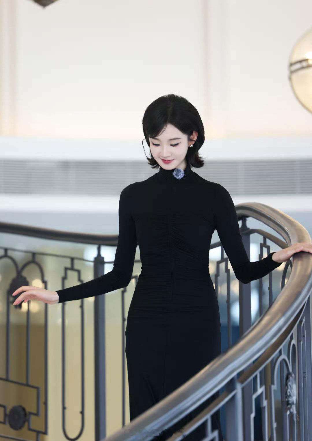 #张艺凡cos梅菲斯造型#张艺凡cos梅菲斯的造型也太美了吧。短发造型灵动感满满