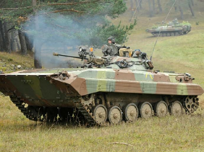 每天认识一件兵器 俄罗斯BMP-2步兵战车BMP-2是BMP-1步兵战车的改良型