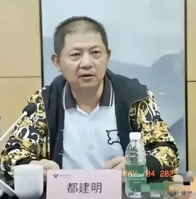 相由心生！

头发稀稀拉拉，面黄肌瘦，浑身没有四两劲的感觉！

还非要打胖脸充胖
