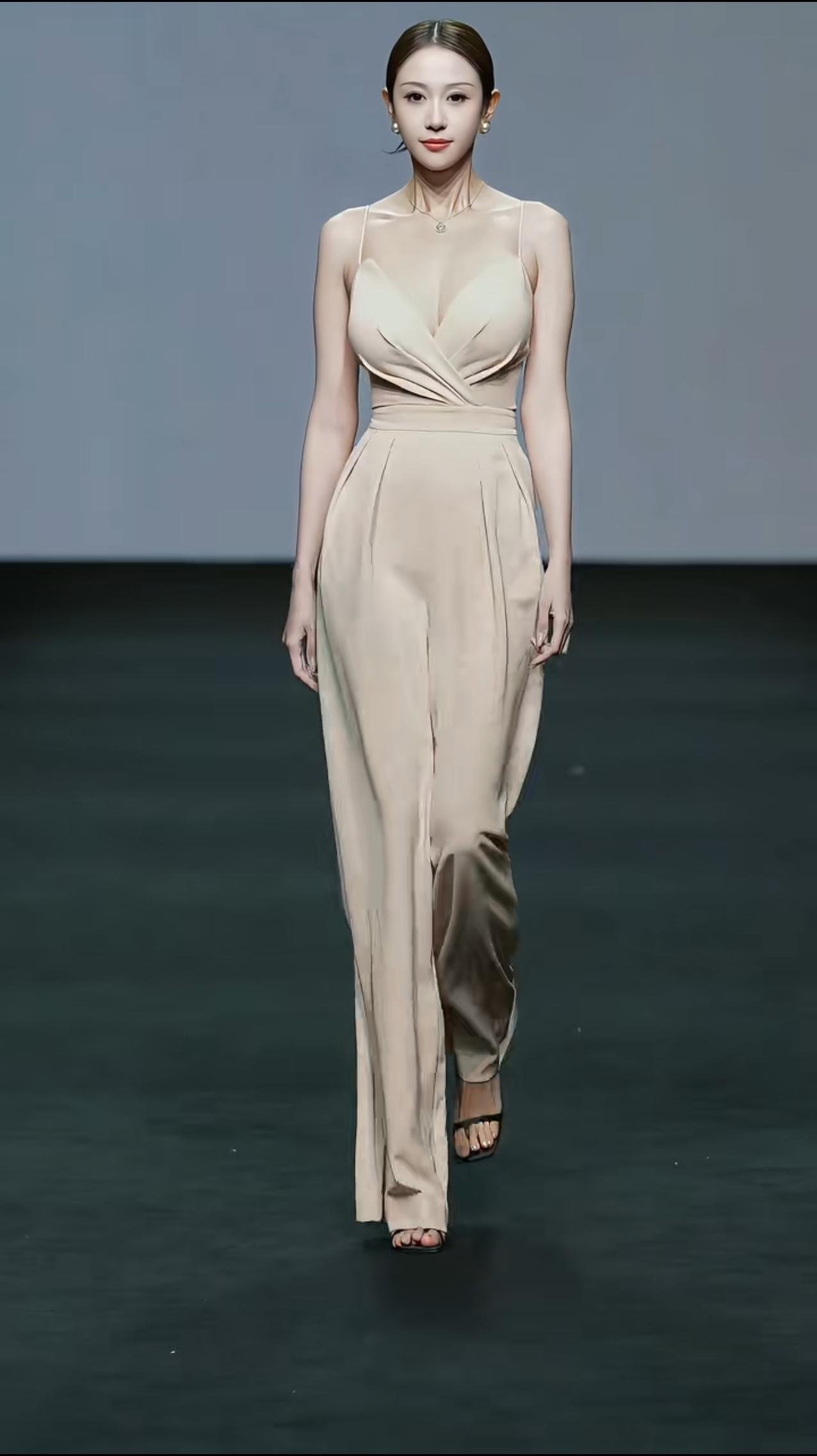 谁说超模一定要瘦的，这样的也很好啊。不知道为啥现在全球的模特都是骨瘦嶙峋的