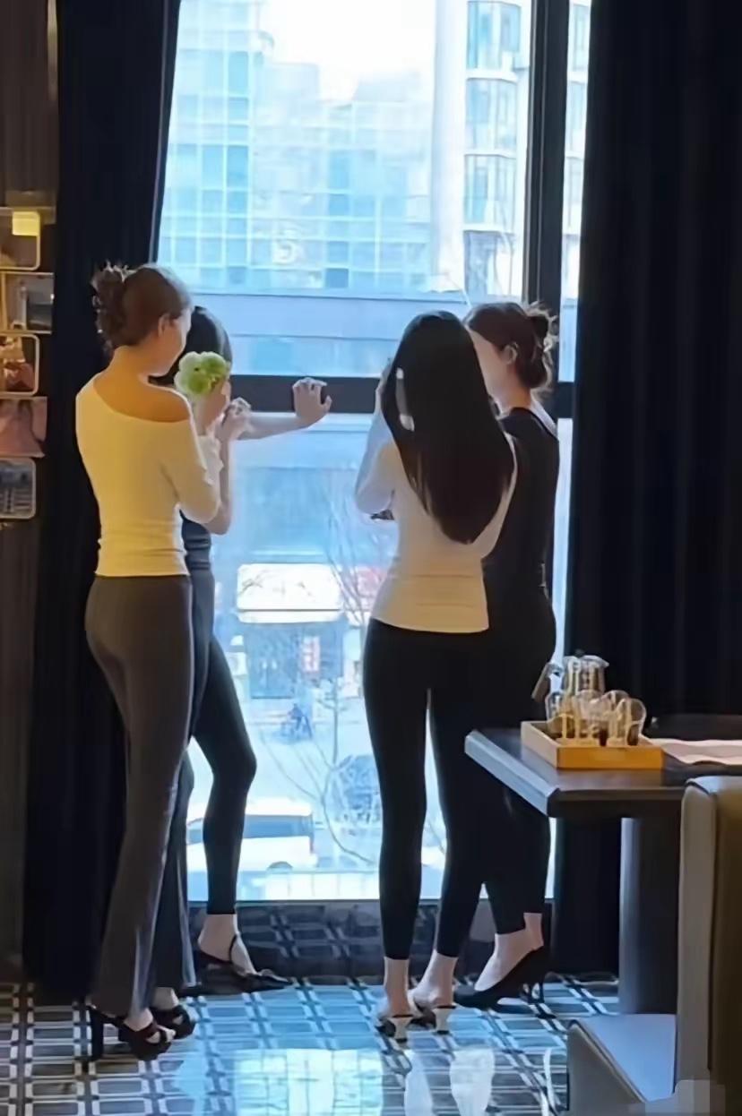 台风来了，门窗都紧闭起来，房间里安安静静
她们只能在一起闲聊了
不知道她们喜欢聊