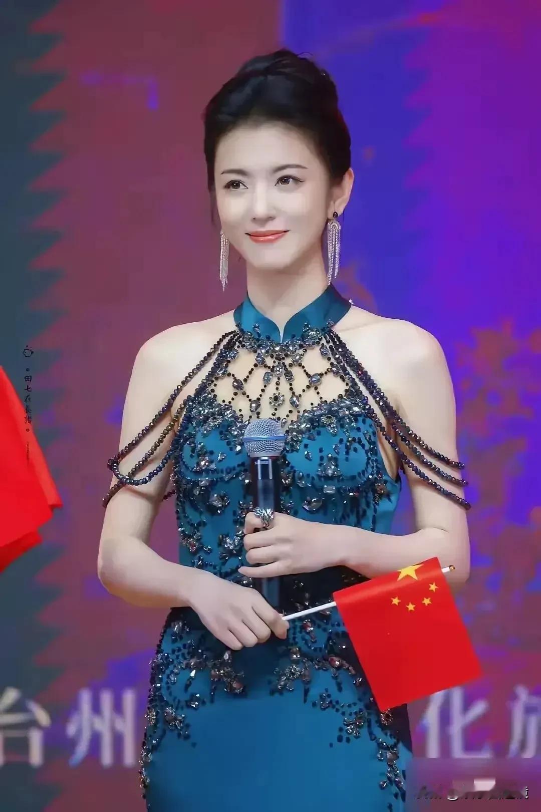 无论是古装还是现代装，她看起来都很美！
这是很多人的梦中情人啊！
其实我觉得她穿