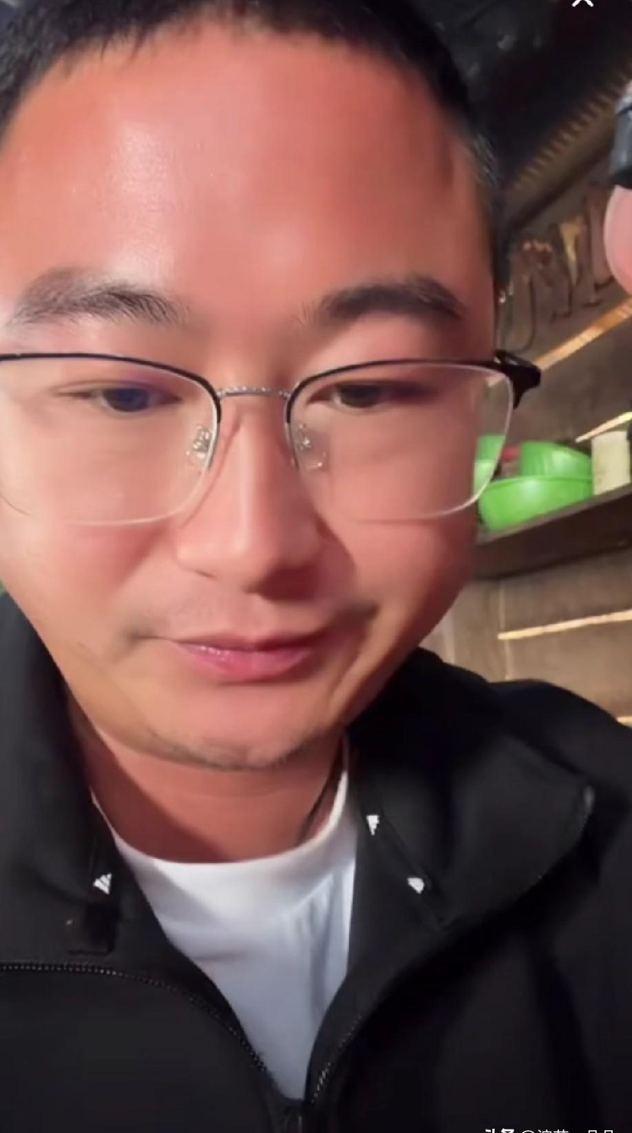 小依和阿彪在直播里吵起来了。
小依打来电话，声音大到直播间都听得见，说阿彪冤枉她