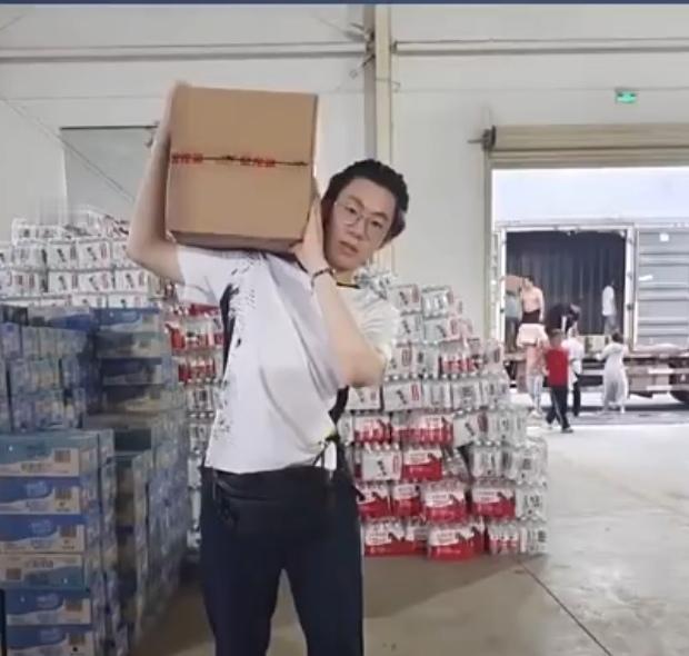 高考刚结束，上海的吴与伦跟爸妈说要和同学辛子瑜去无锡玩几天。父母没多想，给孩子收
