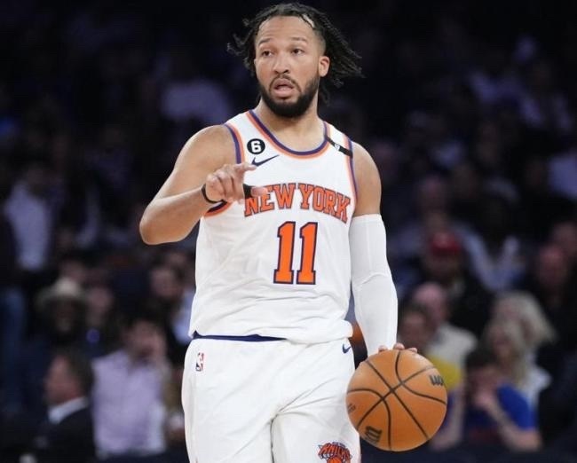 NBA 布伦森成为现役第9位获得FMVP的球员1、詹姆斯——获得4个FMVP，状