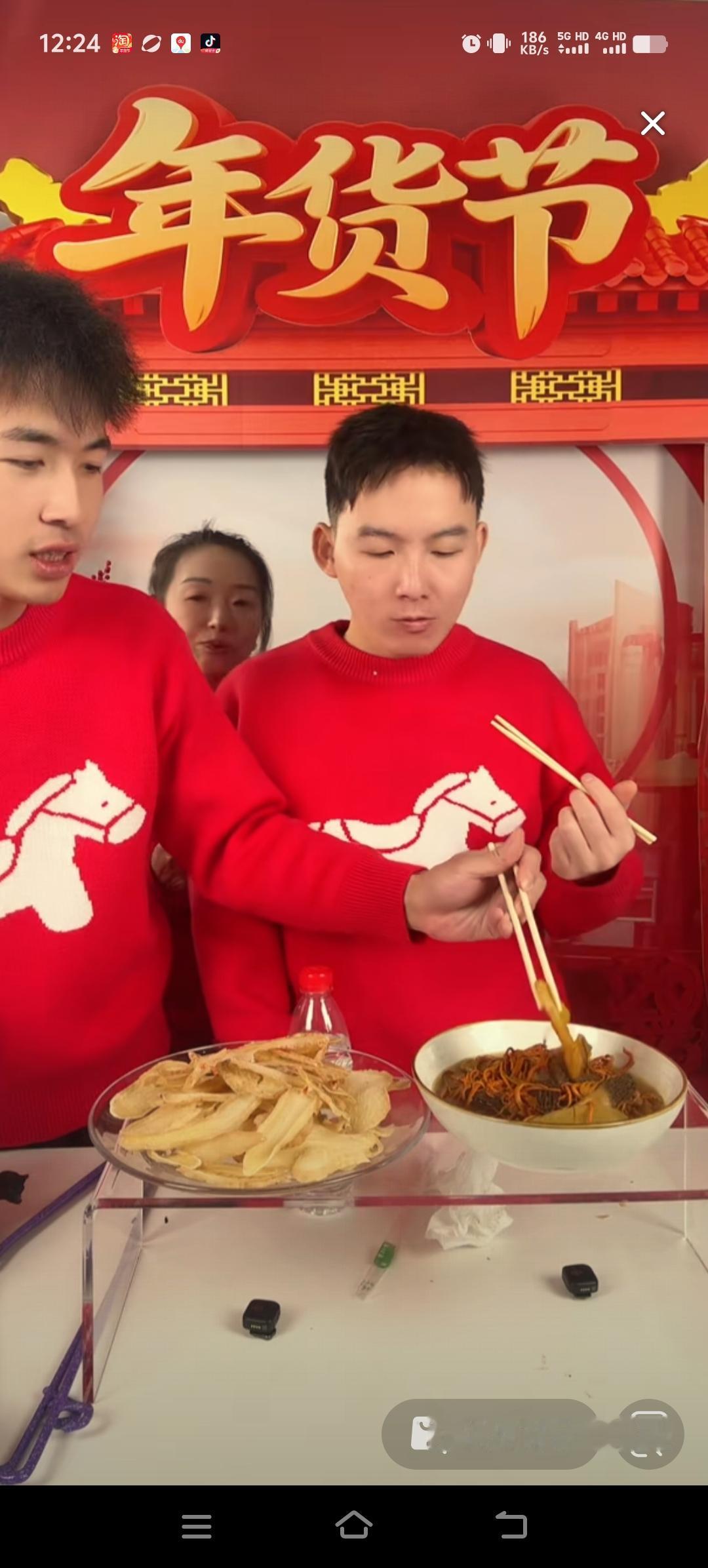 谢浩男在年货节重磅推出各种美食，一家人齐上阵，身着红色喜庆毛衣，边吃边讲，主播都