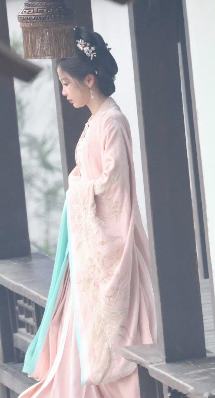 虞书欣云初令粉衣妆造 虞书欣云初令新妆造 