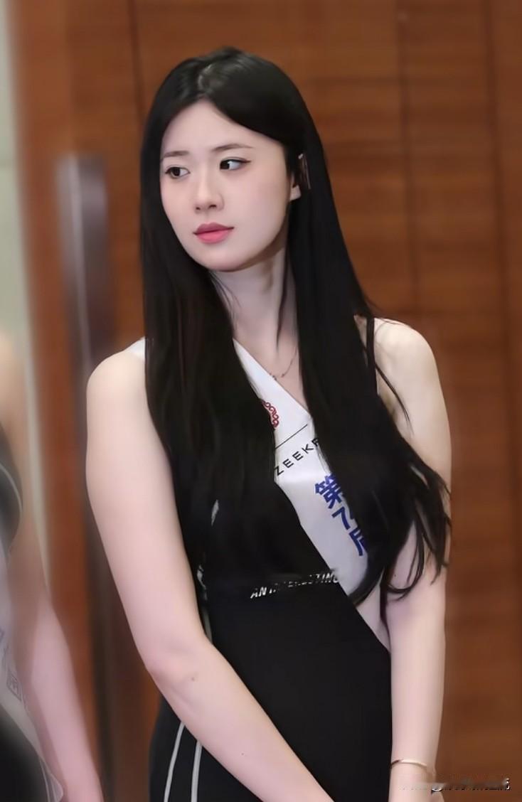 杨雨蓉，广西柳州超模，也是一名播音主持人，少女感爆棚的灵气女孩，身高177cm，