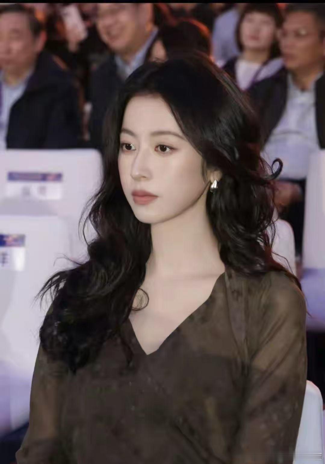 周雨彤 观众缘 没怎么关注过她的综艺，单说演戏这块是真的没话说，业内对她的评价一