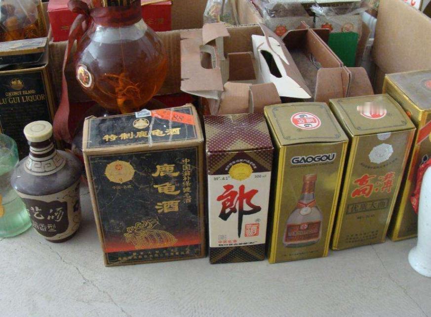 大年初二，我回农村老家给长辈拜年。吃完饭后，我收拾了一下老屋，无意中发现了一堆老