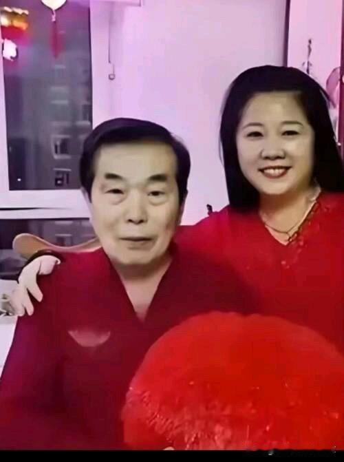 这是何庆魅和妻子的一张合影，看不出来何庆魅是80岁的老人，娶到美丽动人的妻子，让