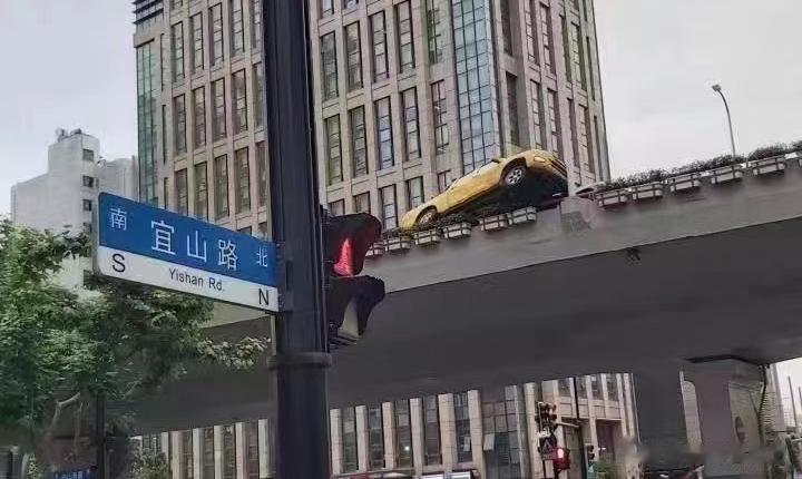 
这一次的上海高架斗气车事件，舆论一边倒同情奥迪车主，有关部门是不是应该好好反思