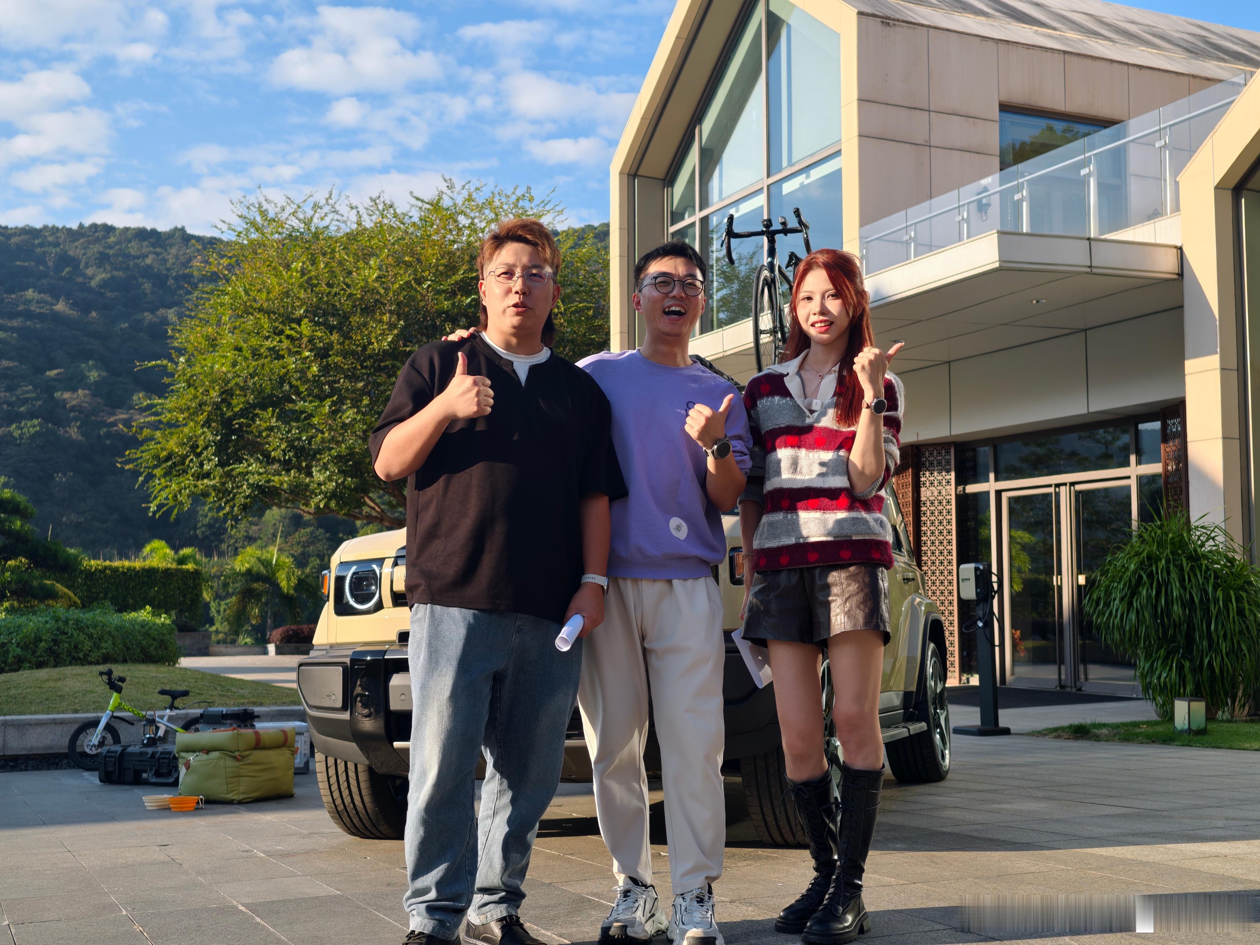 今天正式出道加入超赞影业了不过左面这个 不太符合我司的形象要求建议开除