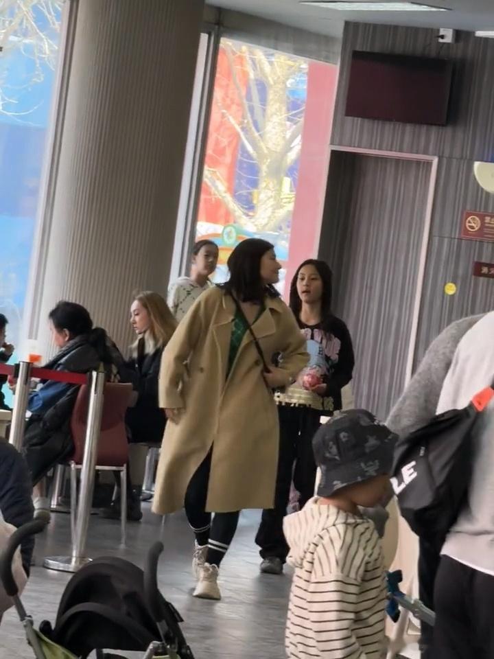 #贾乃亮带甜馨游欢乐谷##欢乐谷偶遇贾乃亮甜馨# 网友偶遇贾乃亮带甜馨游欢乐谷，